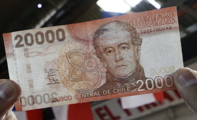 Conductor de colectivo en Curicó advirtió sobre circulación de billetes falsos de $20 mil
