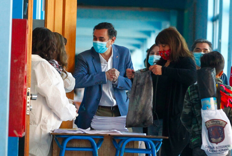 Municipio de Curicó entregó sets deportivos a 520 estudiantes del Colegio Alessandri