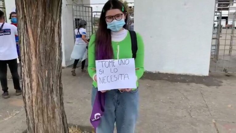 Joven que no puede votar en el Plebiscito regaló lápices pasta: