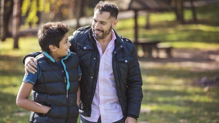 Experto explica: ¿Cómo deberían los padres hablar de sexo con sus hijos?