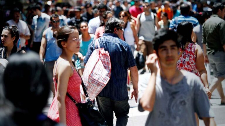 Estudio posiciona a Chile como el cuarto país más infeliz en todo el mundo