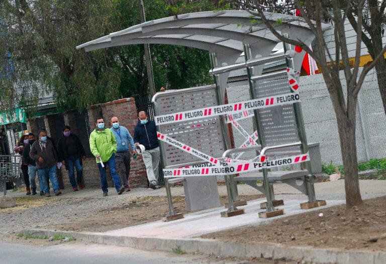 Municipio de Curicó inició instalación de nuevos refugios peatonales en Sarmiento