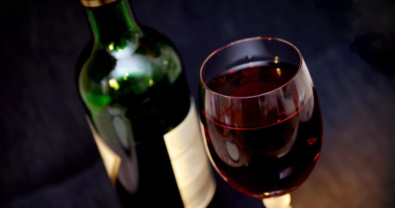 Senda: Ingesta de alcohol disminuyó un 44,4% durante la pandemia en la Región del Maule
