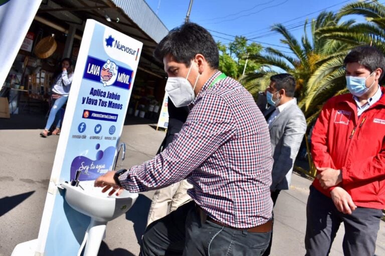 Autoridades y Nuevo Sur instalan lavamanos portátil en la Felicur