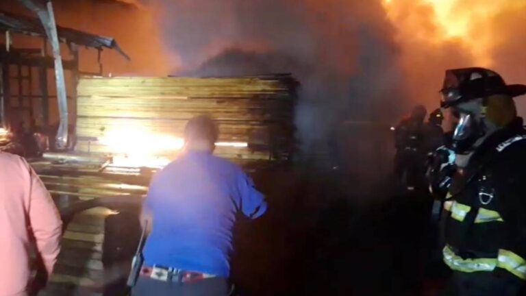 Incendio en Molina destruyó una barraca y dejó lesionada a voluntaria de Bomberos