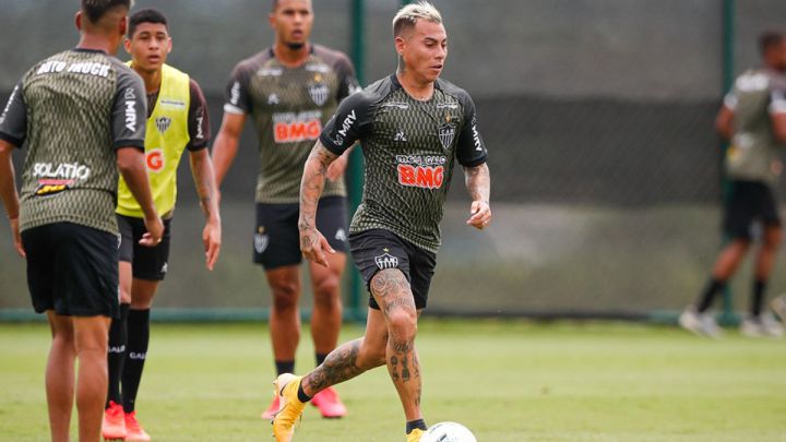 Eduardo Vargas no se salvó de masivo contagios por Covid-19 en su equipo