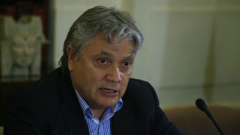 Senador Alejandro Navarro es trasladado de urgencia a hospital por una "afección cardiovascular"