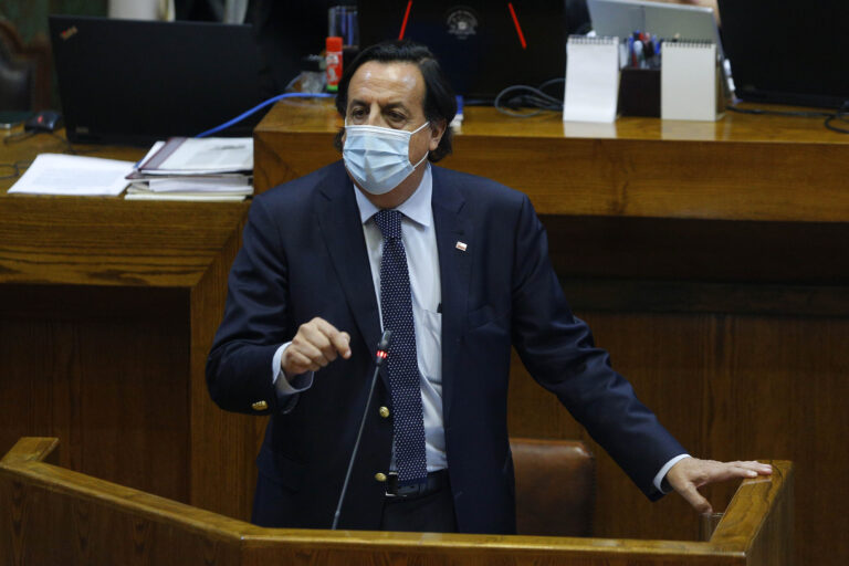 Cámara de Diputados aprueba acusación contra ministro del Interior, Víctor Perez: quedó suspendido de su cargo