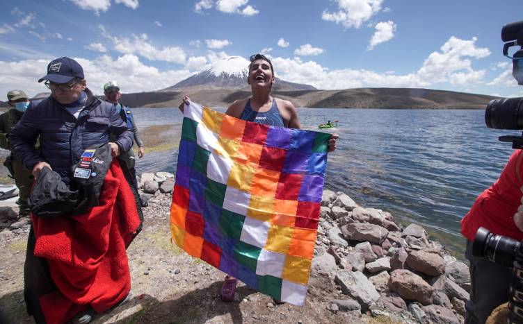 Bárbara Hernández cruzó a nado el Lago Chungará