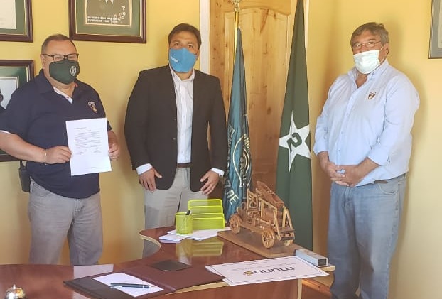 Empresa Mundo otorgó red de fibra óptica gratis y para siempre a Bomberos de San Javier