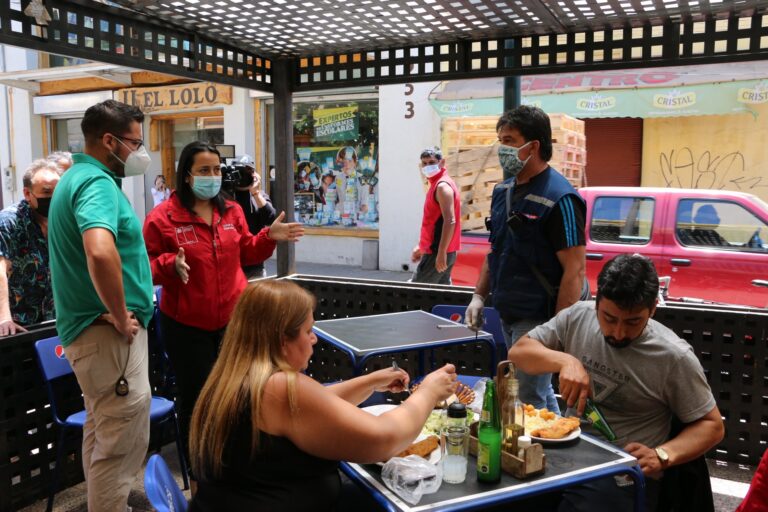 Seremi de Salud del Maule fiscalizó cocinerías de calle Mónica Donoso en Curicó