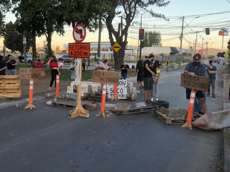 Vecinos de Población Puente Alto en Curicó protestaron por serie de incendios intencionales