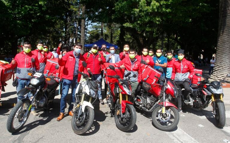 Repartidores de delivery en Curicó recibieron elementos reflectantes de protección