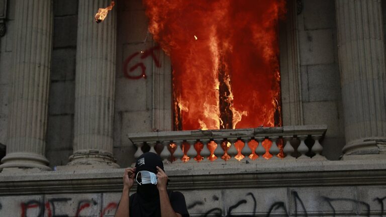 Cientos de manifestantes se toman el Congreso de Guatemala y le prenden fuego