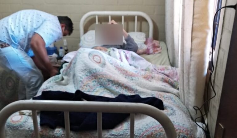 Adulto mayor postrado de Curicó recibió catre clínico