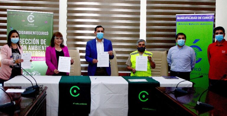 Recicladores de base de Curicó firmaron convenio de colaboración con el municipio