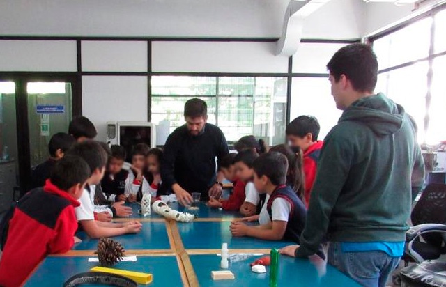 Estudiantes de la UTalca enseñaron robótica a niños de colegio rural de Teno