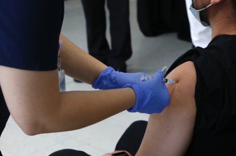 Coronavirus: Hoy es el turno de adultos mayores de 60 y profesionales de la educación menores de 23 años para vacunarse