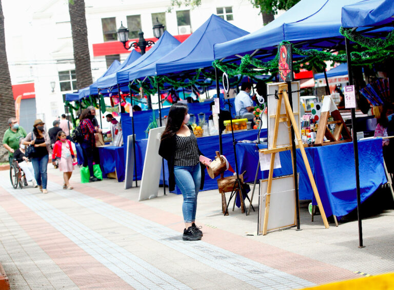Feria de microempresarios de la OMDEL Curicó estará hasta el 23 de diciembre en la Plaza de Armas
