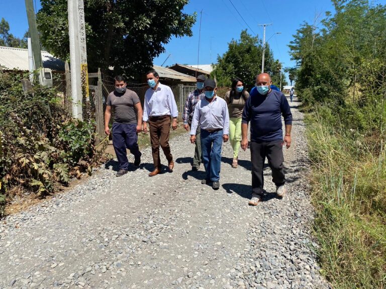 Avanzan obras para mejorar camino en Villa San Martín de Las Piedras en Curicó