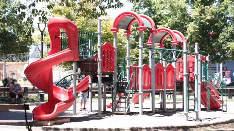 Municipio de Molina anunció instalación de juego modular infantil en la Plaza de Lontué