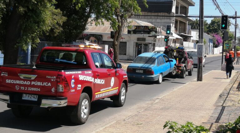 Municipio de Curicó continúa campaña de retiro de vehículos abandonados en la vía pública
