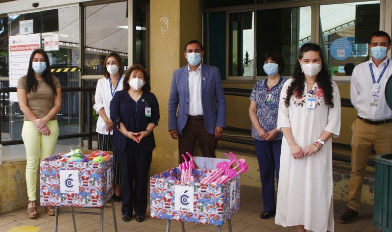 Municipalidad de Curicó entregó regalos a niños del Hospital Base