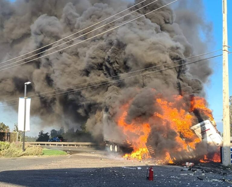 Colisión de tres vehículos finaliza con camión incendiado en sector de Panguilemo