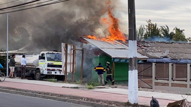 Incendio destruyó sucursal de Carnes Núñez en Población Curicó