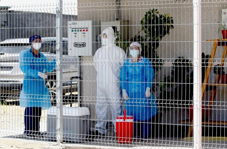 Salud Municipal de Curicó realizó tests PCR a residentes y funcionarios en ELEAM de Hogar de Cristo