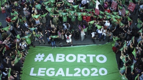Senado de Argentina aprobó proyecto de ley que legaliza el aborto y gobierno prepara promulgación