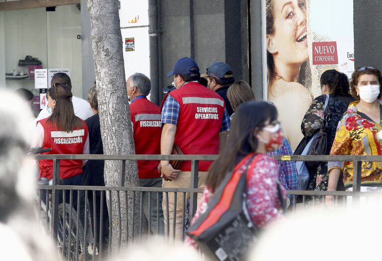 Inspectores municipales de Curicó realizan fiscalizaciones en el sector céntrico a días de Navidad