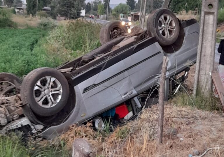 Aguas de regadío en Ruta J-60 causaron accidente de tránsito en sector de Palquibudis de Rauco