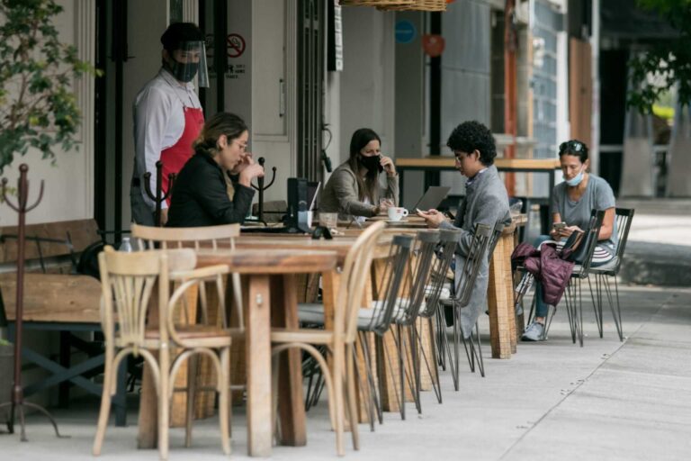De prohibición a recomendación: restaurantes y bares ahora podrán poner música