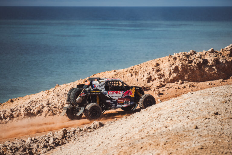 Chaleco López vuelve al primer lugar en Vehículos Ligeros en el Dakar