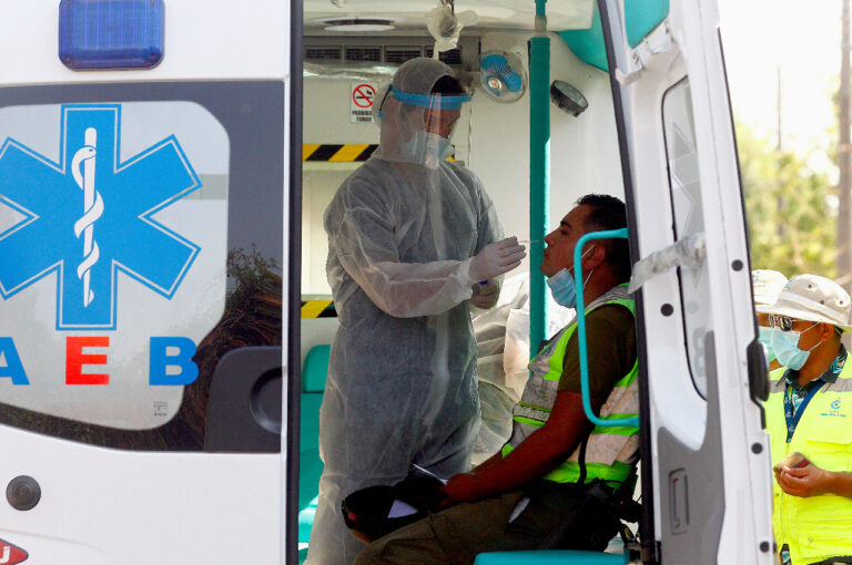Salud Curicó realiza test preventivo de COVID-19 a fiscalizadores de controles sanitarios