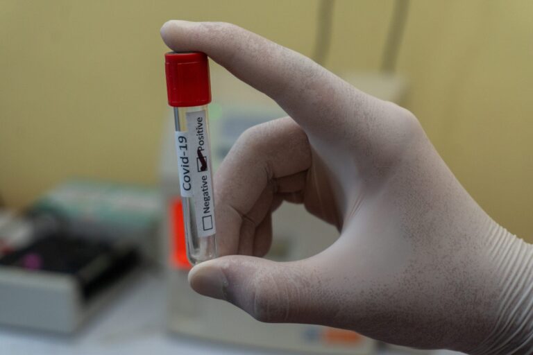 Curicano es el primer contagiado en la región del Maule con cepa variante del Reino Unido