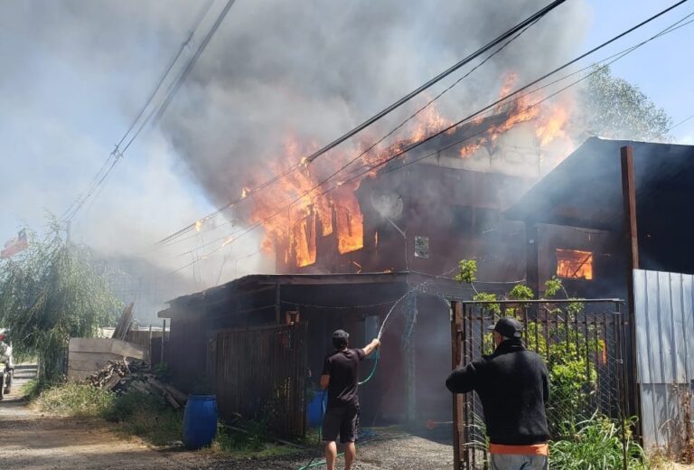 Cinco damnificados dejó incendio que destruyó una casa en el sector Maquehua de Curicó