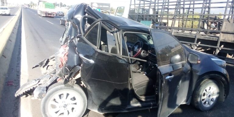 Conductor de automóvil salvó con vida tras ser chocado por camión en carretera frente a Curicó