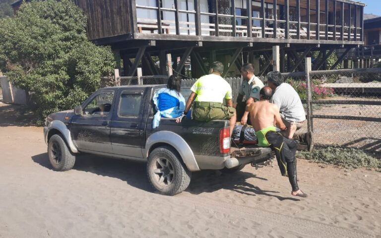 Hombre que se ahogaba en playa de Iloca se aferró a una boya y logró ser rescatado