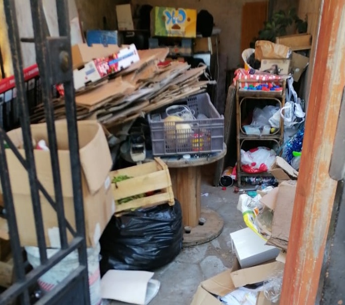 Vecinos denuncian a persona que sufre “Mal de Diógenes” en Villa Las Higueras de Curicó