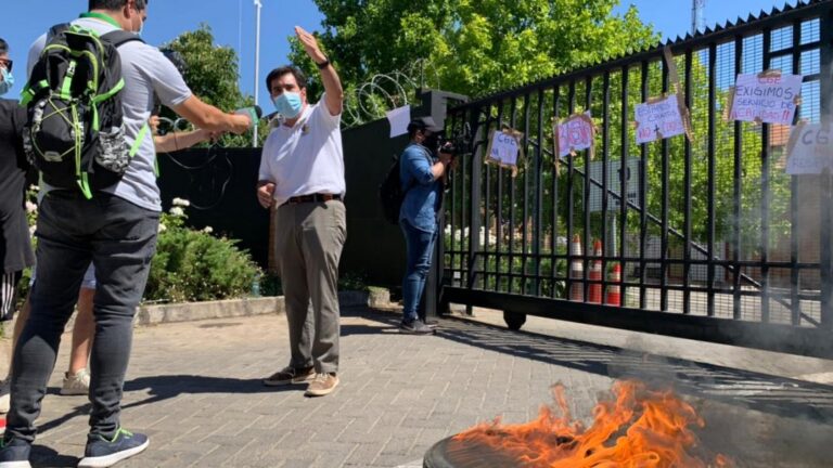 Alcalde de Pelarco quemó neumáticos en protesta contra CGE
