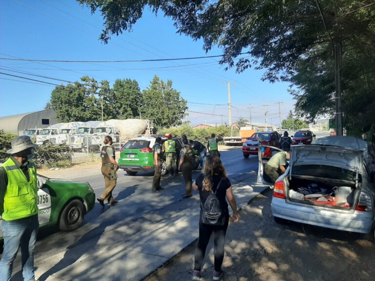 Control sanitario en Curicó derivó en detención de dos sujetos por agresión, porte de arma blanca y drogas