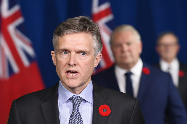 Renunció ministro de Canadá tras irse de paseo al Caribe