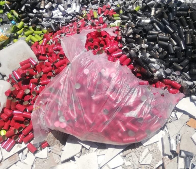 Empresa desecha y quema tapitas en ribera del río Guaiquillo