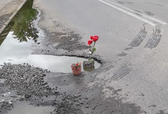 Vecinos de Villa Prat indignados por mal estado de sus rutas