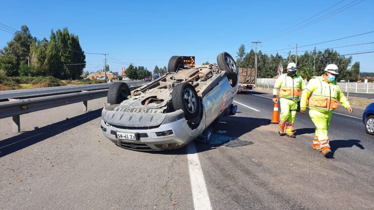 Tres heridos deja colisión y posterior volcamiento en el kilómetro 185 de la Ruta 5 Sur