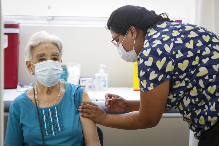 Comenzó vacunación con dosis de refuerzo a personas con esquema Pfizer, AstraZeneca y CanSino