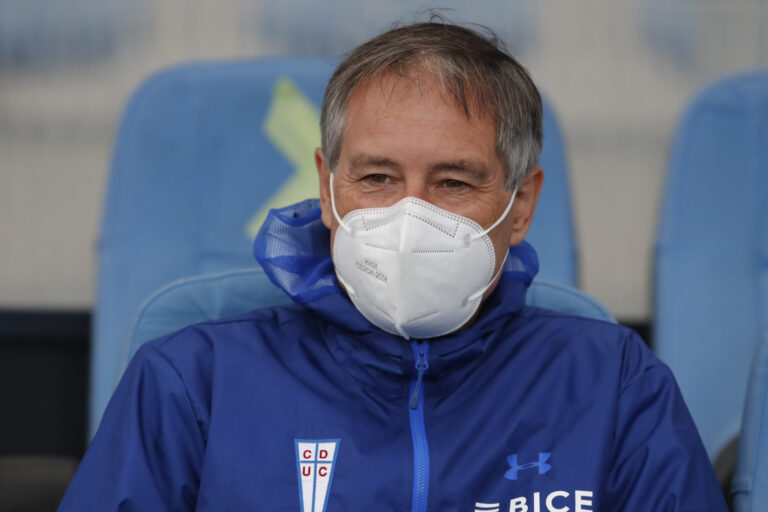 Ariel Holan deja la banca de Universidad Católica tras obtener el tricampeonato