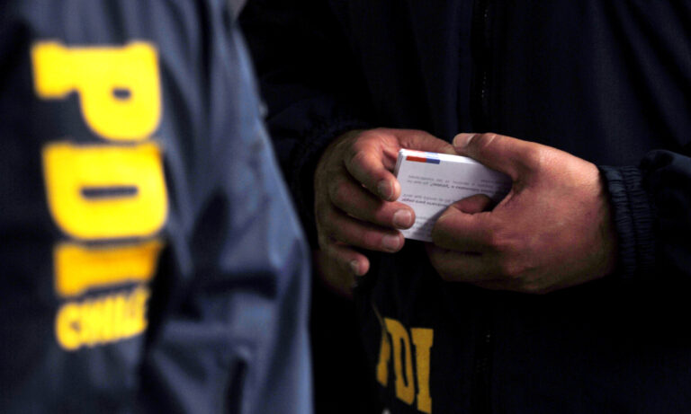 Desconocidos hurtaron maletín con $6 millones en estacionamiento de casa comercial de Curicó